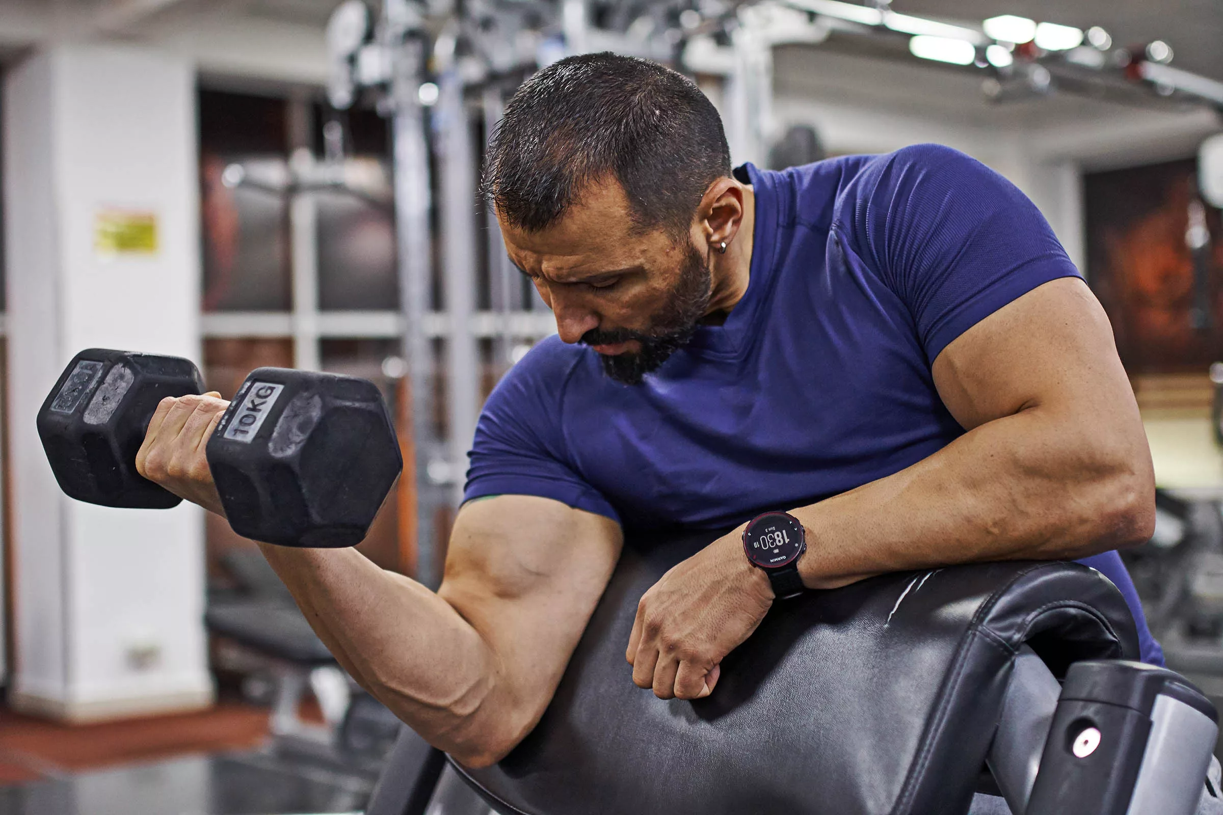 Bagaimana Melakukan Preacher Curls untuk Bisep Lebih Besar