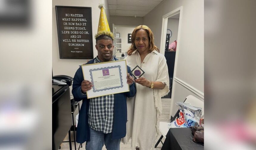 Penghuni rumah kelompok dengan heroik menyelamatkan pengasuh dalam krisis