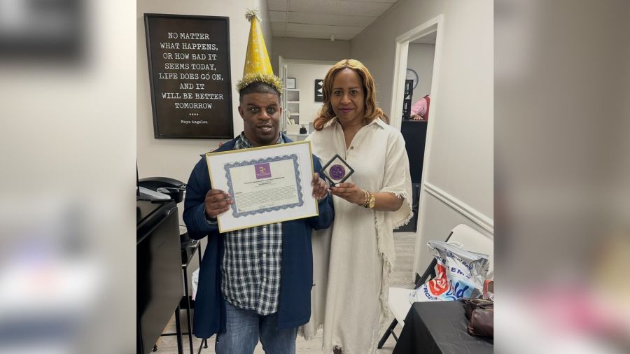 Penghuni rumah kelompok dengan heroik menyelamatkan pengasuh dalam krisis