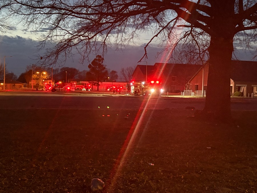 Petugas pemadam kebakaran memadamkan api di sekolah South Memphis yang kosong