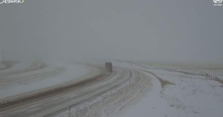 ‘Terjebak selama 20 jam’: Relawan mengenang saat membantu pengemudi yang terdampar akibat badai salju di Alberta