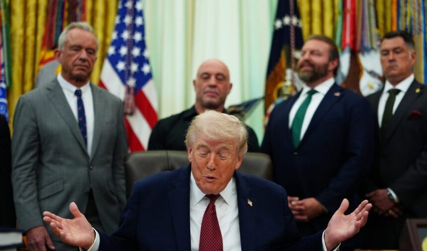 Trump menandatangani perintah yang mengizinkan penelitian obat psikedelik